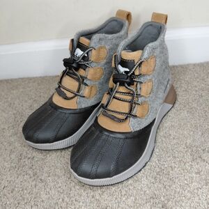 Sorel Kids Size 2 Gray and Tan Duck Boots